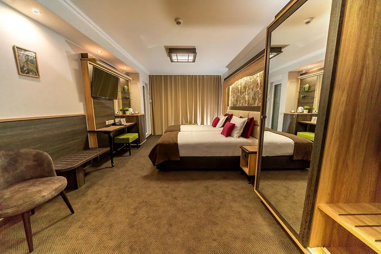 Hotel Zoo Sofia - Secured Paid Parking