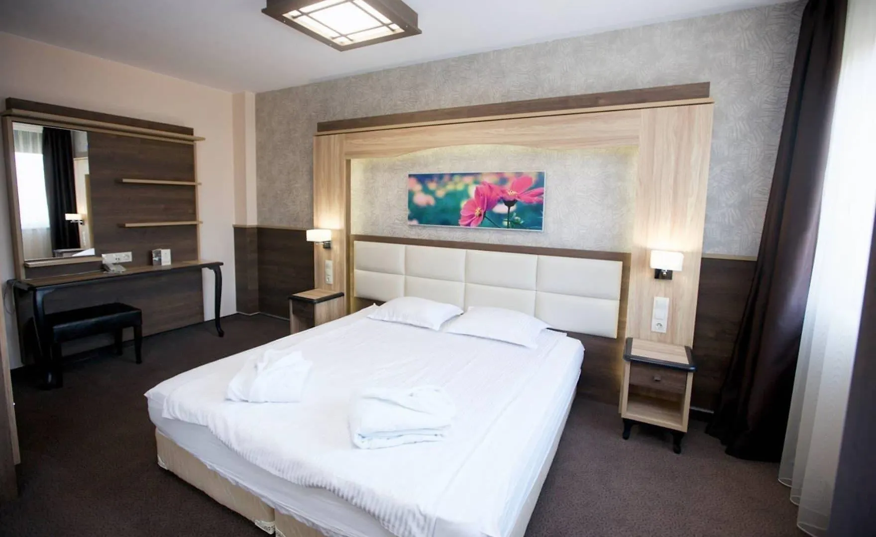 Hotel Zoo Sofia - Secured Paid Parking 4*,